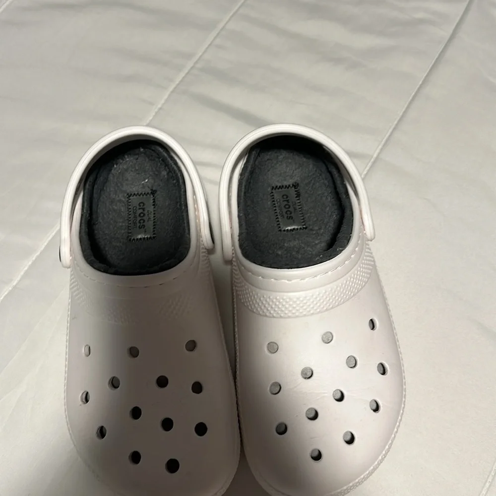 Fleece lined crocs size 7W/5M - Picture 4 of 6